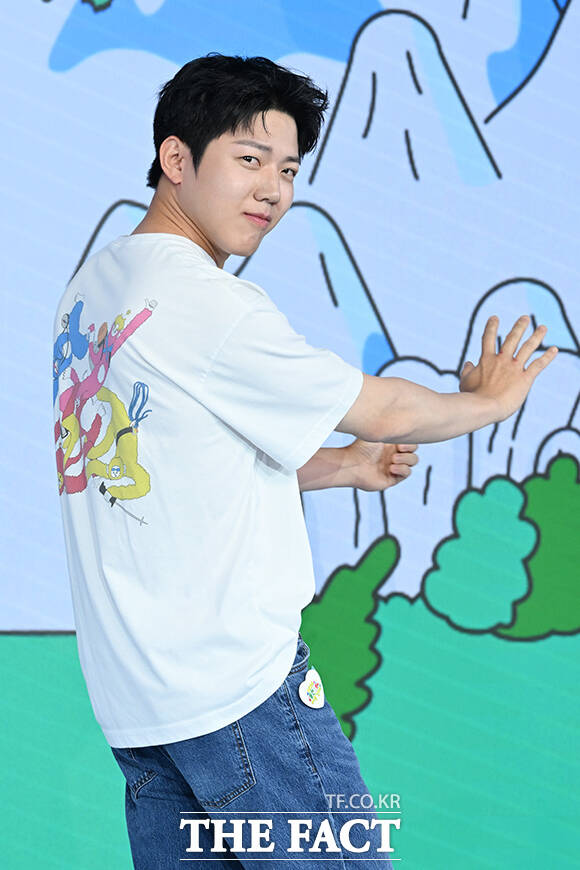 데이식스 도운이 12일 오전 11시 서울 마포구 호텔 나루 서울 엠갤러리에서 열린 넷플릭스 새 예능프로그램 '대체 등산을 왜 하는 건데?' 제작발표회에 참석해