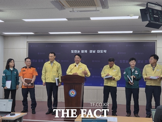 유해남 경남도 대변인이 12일 도청 프레스센터에서 브리핑을 열고 가뭄과 고수온 피해 현황과 대응 계획을 설명하고 있다. /창원=이경구 기자