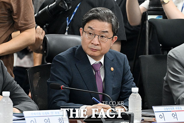 한병도 더불어민주당 대표 직무대행 겸 원내대표(왼쪽)와 이억원 금융위원장이 인사를 하고 있다.