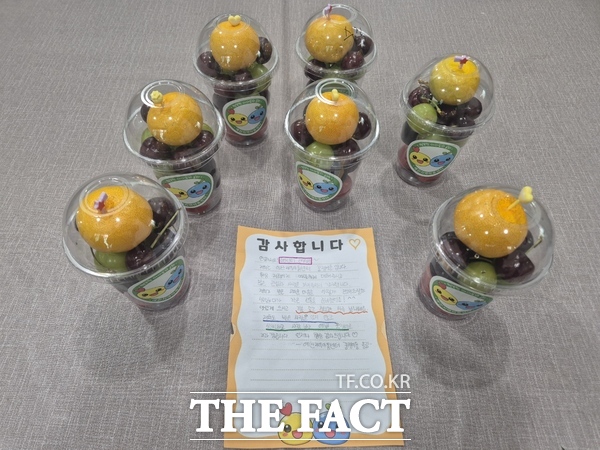 지난 11일 예찬지역아동센터 아이들이 대전시 동구 가양2동 행정복지센터에 전달한 손편지와 컵과일의 모습. /대전시 동구