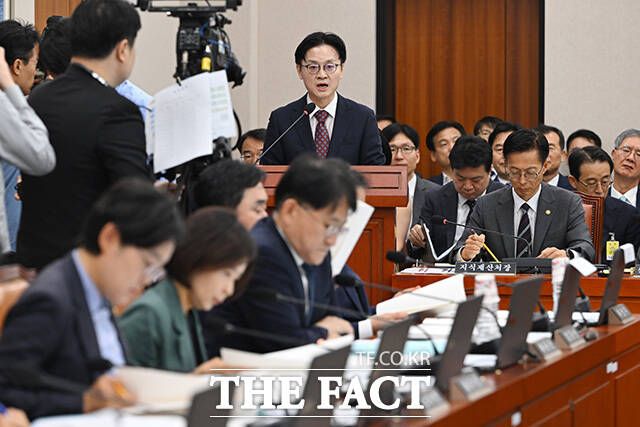 업무보고하는 김정관 산업통상부 장관.