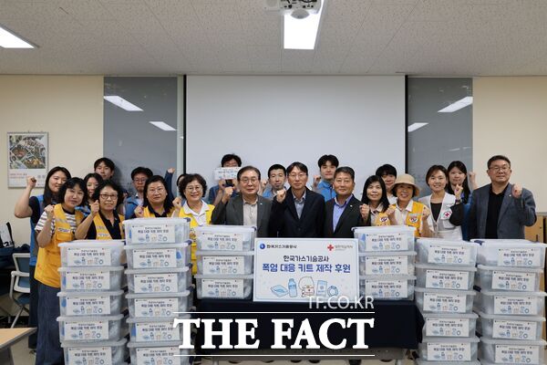 대한적십자사 대전·세종지사는 11일 한국가스기술공사 후원으로 취약계층 80세대에게 폭염대응 키트를 지원했다. /대한적십자사 대전·세종지사