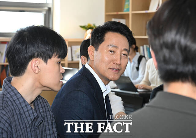 청년 주택 공실을 둘러보는 오 시장.