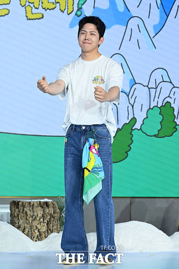 가수 카더가든과 그룹 데이식스(DAY6) 도운, 박현용 PD와 나영석 PD, 배우 이채민과 그룹 올데이프로젝트의 타잔(왼쪽부터)이 12일 오전 서울 마포구 호텔 나루 서울 엠갤러리에서 열린 넷플릭스 예능 '대체 등산을 왜 하는 건데?' 제작발표회에 참석해 포즈를 취하고 있다. /김성렬 기자