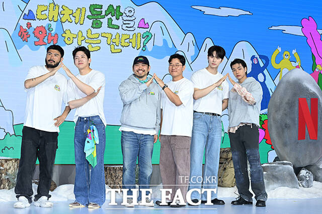 가수 카더가든과 그룹 데이식스(DAY6) 도운, 박현용 PD와 나영석 PD, 배우 이채민과 그룹 올데이프로젝트의 타잔(왼쪽부터)이 12일 오전 서울 마포구 호텔 나루 서울 엠갤러리에서 열린 넷플릭스 예능 '대체 등산을 왜 하는 건데?' 제작발표회에 참석해 포즈를 취하고 있다. /김성렬 기자