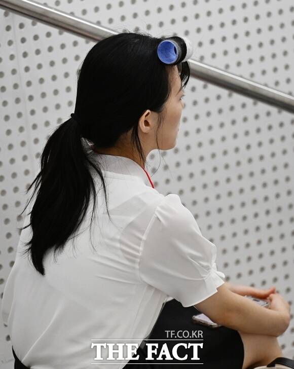 지난 2024년 금융권 공동 채용 박람회에 참석한 한 취업 준비생이 앞머리에 헤어롤이 한 채 대기하고 있다. /이새롬 기자