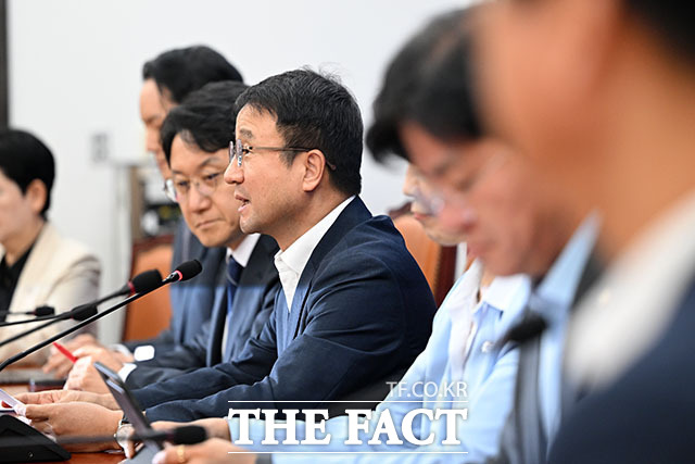 한병도 더불어민주당 대표 직무대행 겸 원내대표(가운데)가 12일 오전 서울 여의도 국회에서 열린 원내대책회의에서 모두 발언을 하고 있다. /국회=서예원 기자