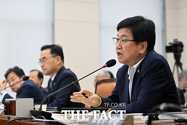 최교진 교육부 장관(오른쪽)이 12일 오전 서울 여의도 국회에서 열린 교육위원회 전체회의에서 의원 질의에 답변하고 있다.