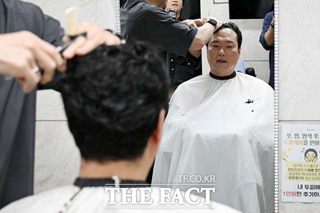 입소 앞두고 이발하는 천하람 원내대표.