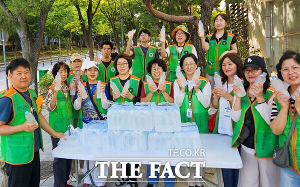 대전시 대덕구 지역자율방재단이 12일 여름철 폭염에 따른 구민의 건강과 안전을 지키기 위해 송촌동 동춘당 공원 일원에서 '폭염 대응 얼음물 나눔 캠페인'을 펼쳤다. /대덕구