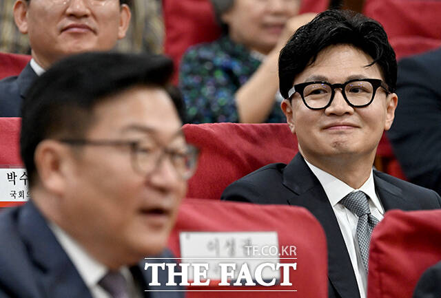 한동훈 무소속 의원이 복당을 둘러싼 당내 반발과 각종 악재 속에서도 당과의 접점을 놓지 않고 있다. 사진은 한 의원이 11일 오후 국회 의원회관에서 열린 국민의힘 부산시당 주최 ‘2차 공공기관 이전, 왜 부산이 답인가’ 토론회에 참석한 모습./박상민 기자