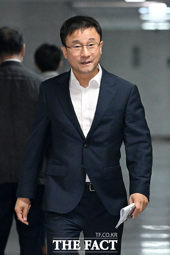 한병도 더불어민주당 대표 직무대행 겸 원내대표(왼쪽)와 이억원 금융위원장이 인사를 하고 있다.