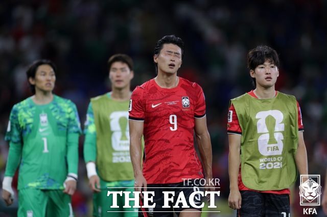조규성(왼쪽 세번째)을 비롯한 한국축구대표팀 선수들이 지난 6월25일 열린 2026북중미월드컵 조별리그 마지막 경기 남아공전에서 패한 뒤 침통한 표정을 짓고 있다./몬터레이(멕시코)=KFA