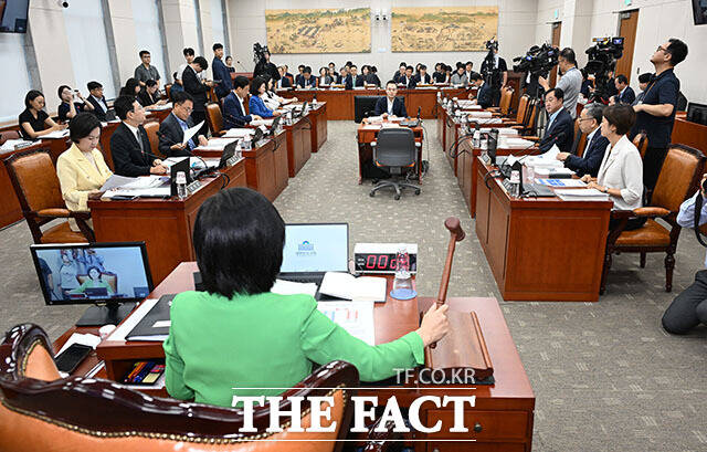 김희정 교육위원장이 교육위원회 전체회의를 주재하고 있다.