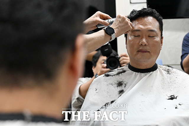 입소 앞두고 이발하는 천하람 원내대표.