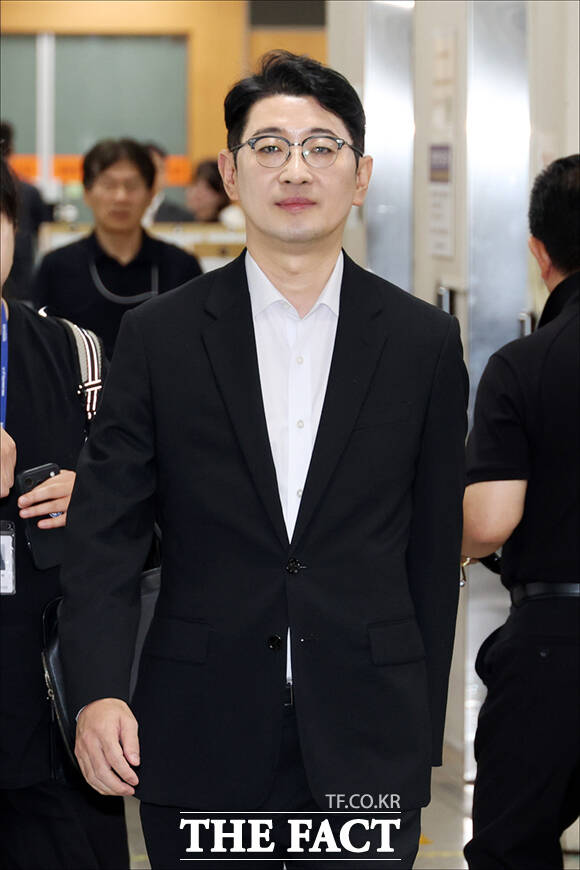 주진우 국민의힘 의원이 12일 오후 서울 서초구 서울중앙지방법원에서 열린 추경호 국민의힘 전 원내대표(현 대구시장)의 내란중요임무종사 혐의 재판에 증인으로 출석하고 있다.