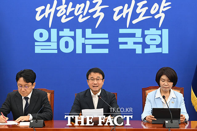 한병도 더불어민주당 대표 직무대행 겸 원내대표(가운데)가 12일 오전 서울 여의도 국회에서 열린 원내대책회의에서 모두 발언을 하고 있다. /국회=서예원 기자