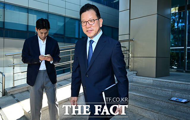 이날 열린 임시주총에 참석하는 주주의 모습.