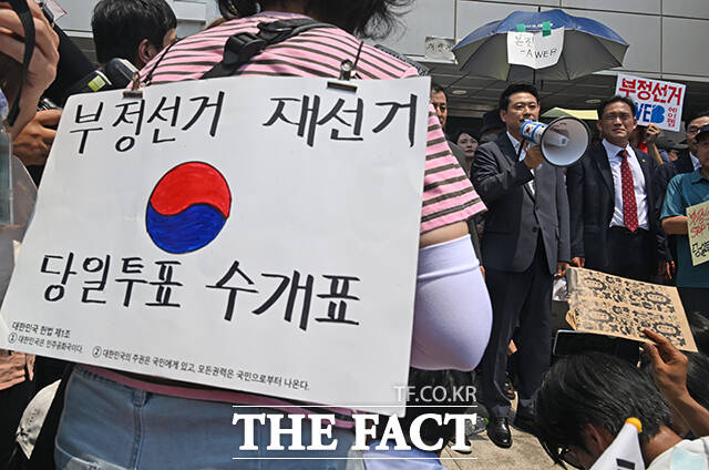 그간 장 대표가 보여온 장외 행보가 당 안팎의 불신을 자초했다는 지적이 나온다. 사진은 지난 6월16일 오후 장 대표가 서울 송파구 올림픽공원 핸드볼경기장 개표소를 찾아 발언하고 있는 모습. /박헌우 기자