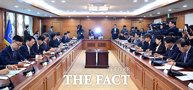 한성숙 국무총리가 12일 오전 서울 종로구 정부서울청사에서 열린 2045 전략수립위원회 2차 회의를 주재하며 모두발언을 하고 있다. /임영무 기자