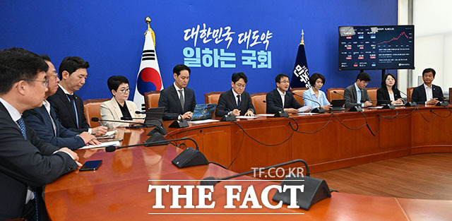 한병도 더불어민주당 대표 직무대행 겸 원내대표(가운데)가 12일 오전 서울 여의도 국회에서 열린 원내대책회의에서 모두 발언을 하고 있다. /국회=서예원 기자
