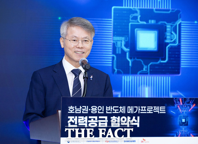 민형배 전남광주시장이 12일 서울 중구 한국전력공사 경인건설본부에서 열린 호남권·용인 반도체 메가프로젝트 전력 공급 협약식에 참석해 인사말을 하고 있다. /전남광주시