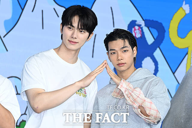 가수 카더가든과 그룹 데이식스(DAY6) 도운, 박현용 PD와 나영석 PD, 배우 이채민과 그룹 올데이프로젝트의 타잔(왼쪽부터)이 12일 오전 서울 마포구 호텔 나루 서울 엠갤러리에서 열린 넷플릭스 예능 '대체 등산을 왜 하는 건데?' 제작발표회에 참석해 포즈를 취하고 있다. /김성렬 기자