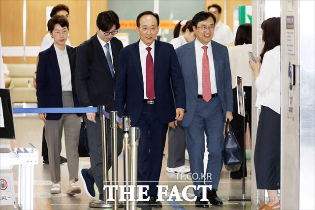 주진우 국민의힘 의원이 12일 오후 서울 서초구 서울중앙지방법원에서 열린 추경호 국민의힘 전 원내대표(현 대구시장)의 내란중요임무종사 혐의 재판에 증인으로 출석하고 있다.