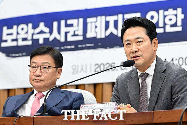 ‘보완수사권 폐지로 인한 여성안전 공백, 누가 국민을 지킬 것인가’ 토론회에 참석해 기념촬영하는 국민의힘 정점식 원내대표와 장동혁 대표, 서명옥, 양향자 의원(앞줄 왼쪽 두 번째부터) 및 참석자들.