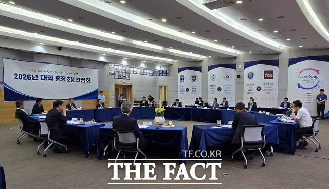 12일 천안시청 대회의실에서 열린 2026년 대학 총장 초청 간담회에 지역 12개 대학 총장과 관계자들이 참석해 청년·대학·지역 상생 방안을 논의하고 있다. /정효기 기자