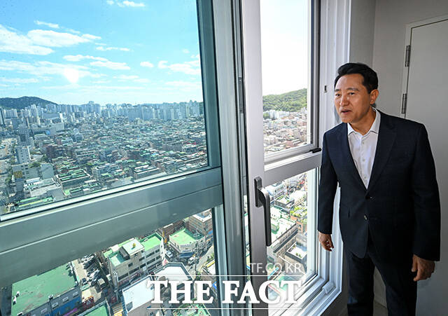 청년 주택 공실을 둘러보는 오 시장.