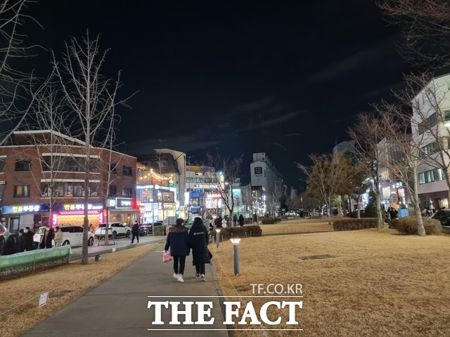 서울시가 국가철도공단이 부과한 경의선숲길 부지 변상금 처분을 취소해달라며 제기한 소송에서 최종 패소했다. 사진은 서울 마포구 경의선숲길 모습. /더팩트 DB
