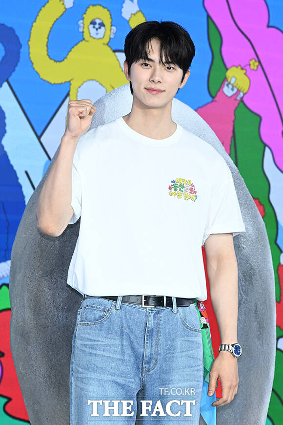 배우 이채민이 12일 오전 서울 마포구 호텔 나루 서울 엠갤러리에서 열린 넷플릭스 예능 '대체 등산을 왜 하는 건데?' 제작발표회에 참석해 포즈를 취하고 있다. /김성렬 기자