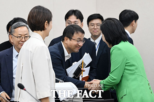 한병도 더불어민주당 당대표 직무대행 겸 원내대표가 김희정 교육위원장과 인사를 나누고 있다.