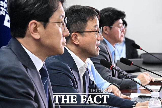 한병도 더불어민주당 대표 직무대행 겸 원내대표(왼쪽)와 이억원 금융위원장이 인사를 하고 있다.
