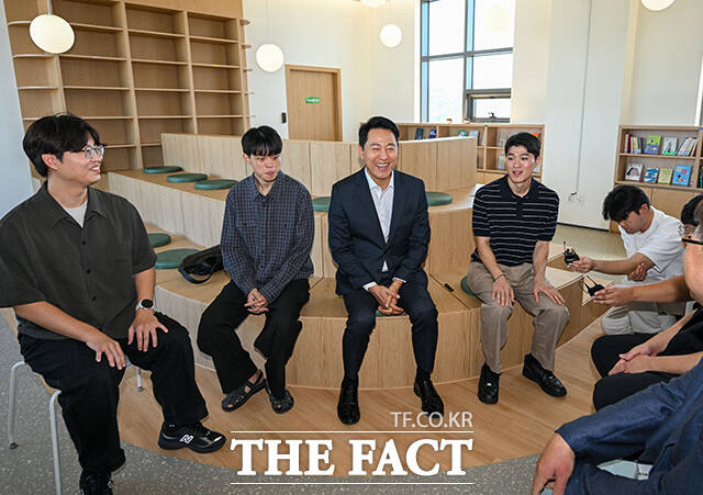 오세훈 서울시장(가운데)이 12일 오후 서울 구로구 개봉 세이지움 청년안심주택을 방문해 입주 청년들과 간담회를 하고 있다. /김성렬 기자