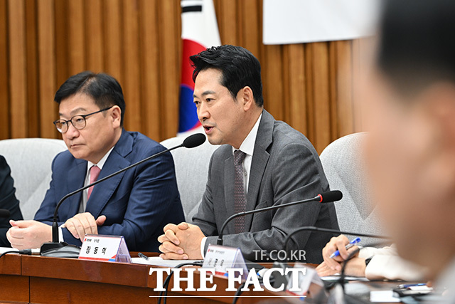 ‘보완수사권 폐지로 인한 여성안전 공백, 누가 국민을 지킬 것인가’ 토론회에 참석해 기념촬영하는 국민의힘 정점식 원내대표와 장동혁 대표, 서명옥, 양향자 의원(앞줄 왼쪽 두 번째부터) 및 참석자들.