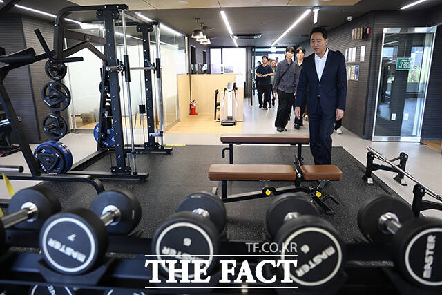 청년 주택 공실을 둘러보는 오 시장.