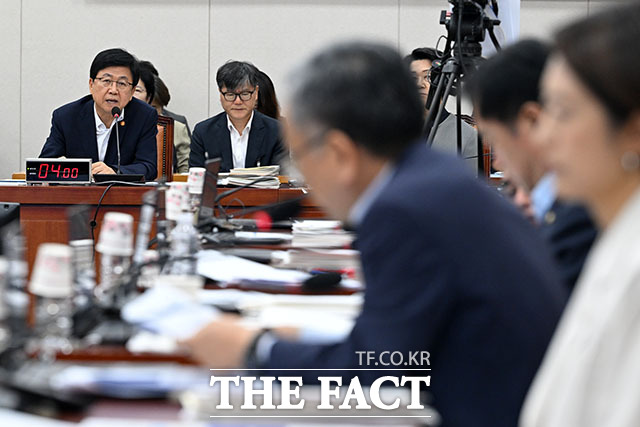 최교진 교육부 장관 의원 질의에 답변하고 있다.