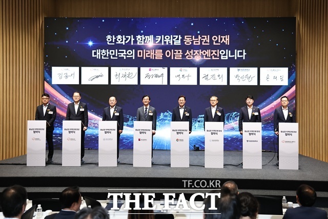 12일 창원 한화에어로스페이스 3사업장 R&D 캠퍼스에서 한화 3개 계열사와 부산시, 지역대학 등이 참여하는 '동남권 지역인재 양성 및 채용 연계 업무협약'을 체결했다. /경남도