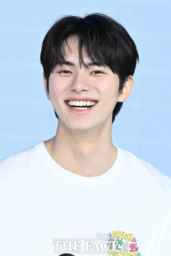 배우 이채민이 12일 오전 서울 마포구 호텔 나루 서울 엠갤러리에서 열린 넷플릭스 예능 '대체 등산을 왜 하는 건데?' 제작발표회에 참석해 포즈를 취하고 있다. /김성렬 기자