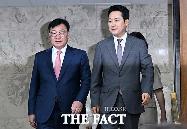 ‘보완수사권 폐지로 인한 여성안전 공백, 누가 국민을 지킬 것인가’ 토론회에 참석해 기념촬영하는 국민의힘 정점식 원내대표와 장동혁 대표, 서명옥, 양향자 의원(앞줄 왼쪽 두 번째부터) 및 참석자들.