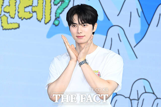 배우 이채민이 12일 오전 서울 마포구 호텔 나루 서울 엠갤러리에서 열린 넷플릭스 예능 '대체 등산을 왜 하는 건데?' 제작발표회에 참석해 포즈를 취하고 있다. /김성렬 기자