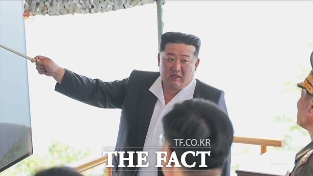 북한의 도발에 대한 체계적인 대응책 마련 필요성이 거론된다. 사진은 지난 5일 김 위원장이 신형 구축함 강건호의 무기체계 시험을 참관했던 모습. /뉴시스. 조선중앙TV 갈무리.