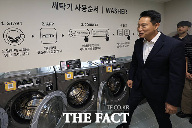 청년 주택 공실을 둘러보는 오 시장.