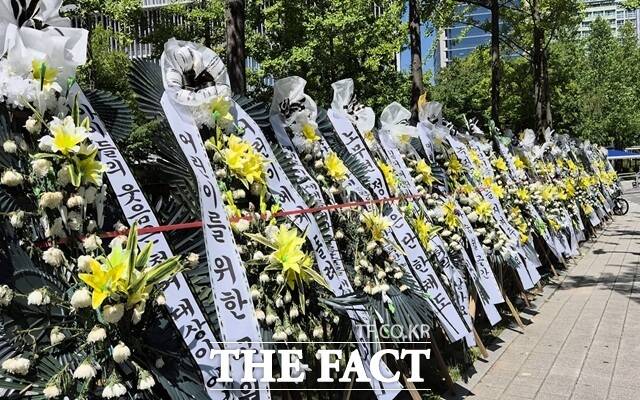12일 오승혁의 현장은 정부가 주택 공급 후보지로 검토하고 있다는 소식이 알려지면서 논란의 중심에 선 서울 용산구 용산어린이정원을 찾았다. 이날 신용산역에서 용산어린이정원으로 향하는 인도에는 근조 화환이 길게 늘어서 있었다. 기자가 현장에서 확인한 화환만 100여 개에 달했다. /서울 용산=오승혁 기자