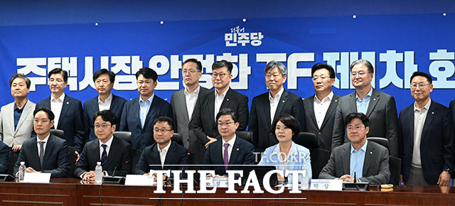 한병도 더불어민주당 대표 직무대행 겸 원내대표(왼쪽)와 이억원 금융위원장이 인사를 하고 있다.