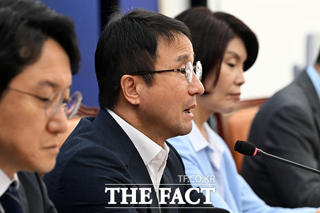 한병도 더불어민주당 대표 직무대행 겸 원내대표(가운데)가 12일 오전 서울 여의도 국회에서 열린 원내대책회의에서 모두 발언을 하고 있다. /국회=서예원 기자