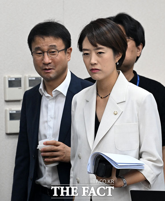 한병도 더불어민주당 당대표 직무대행 겸 원내대표(왼쪽)와 고민정 더불어민주당 의원이 교육위원회 전체회의에 참석하고 있다.