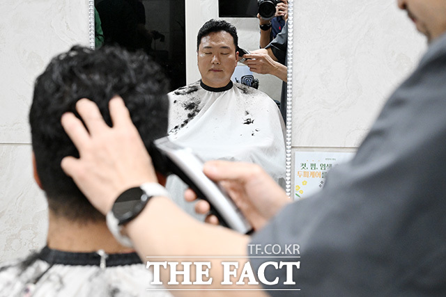 입소 앞두고 이발하는 천하람 원내대표.